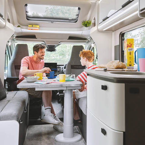 Voyager 584 (dining area)