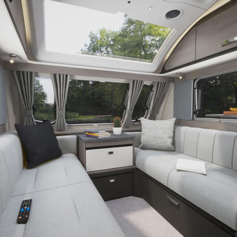 2026 Challenger 560 Frontlounge