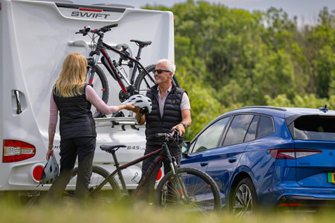 Couple getting their bikes off a cycle rack