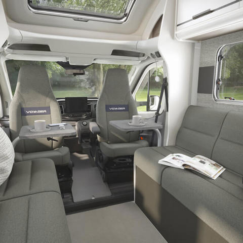 Voyager 584 lounge
