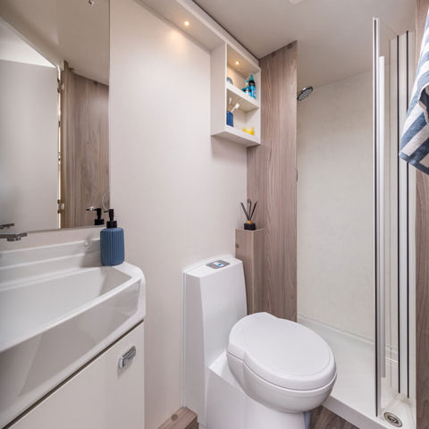 Sprite Grande Quattro FB washroom