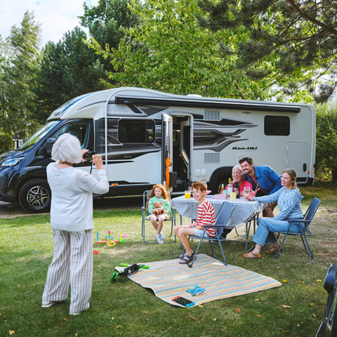 Kon-Tiki 894 (family outside)